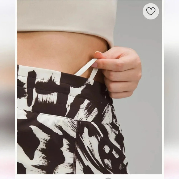 LULULEMON HottyHot High-Rise Short  Monarch Bloom Bone Espresso/Bone. Size 2 NWT - Picture 6 of 6